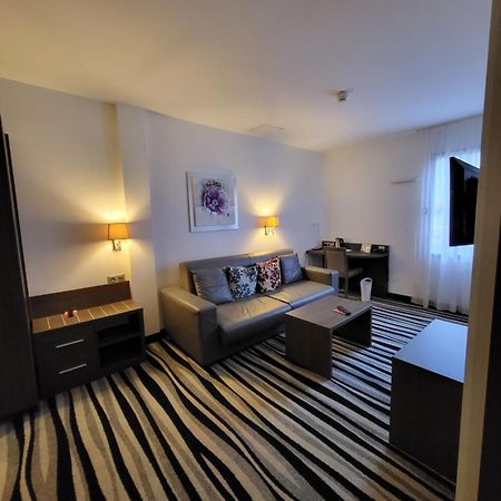 Kyriad Saint Quentin En Yvelines - Montigny Екстер'єр фото