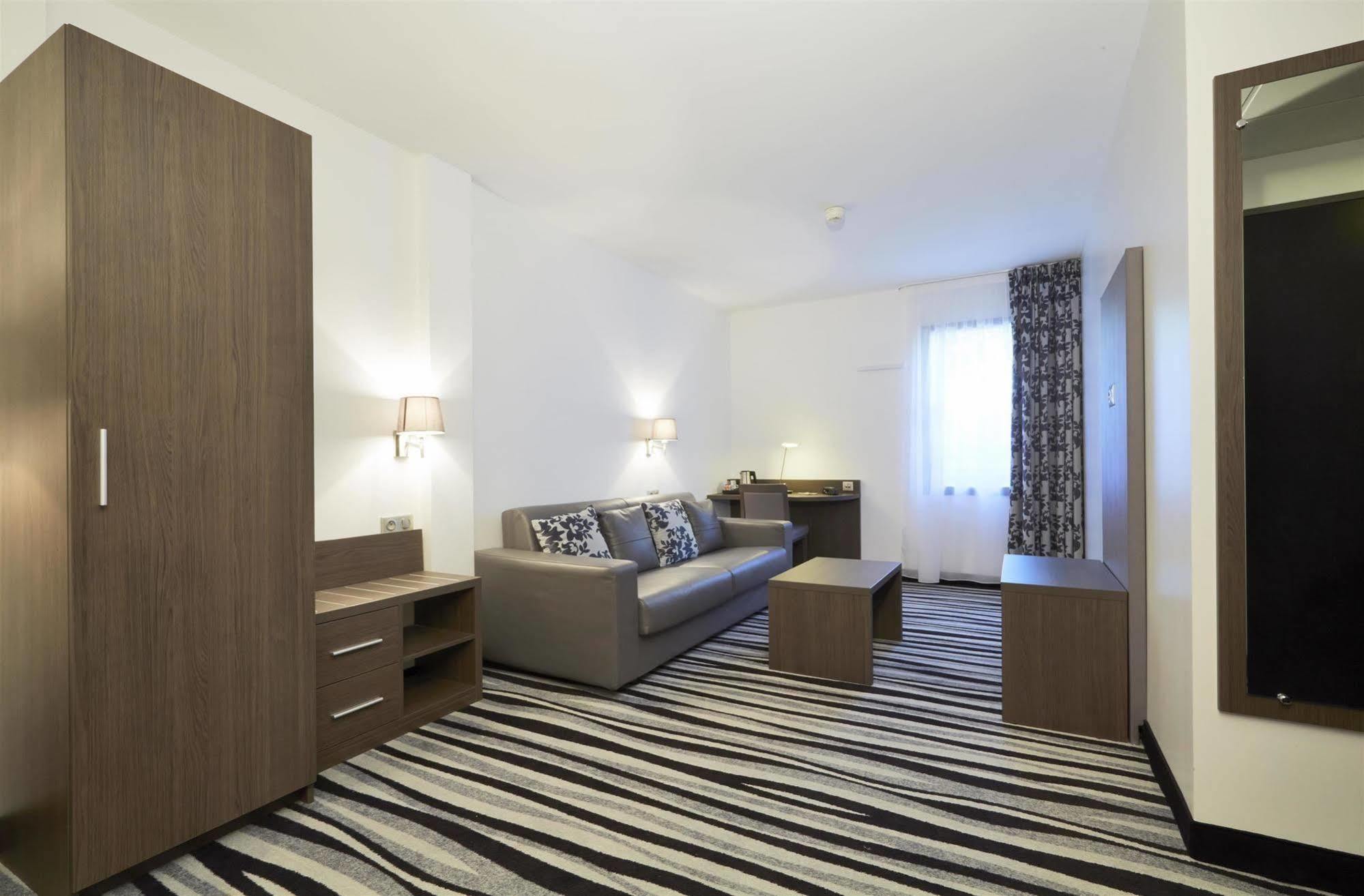 Kyriad Saint Quentin En Yvelines - Montigny Екстер'єр фото